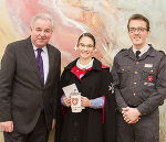 Landeshauptmann Hermann Schützenhöfer mit Marie Stellnberger und Bernhard Traunmüller von den Maltesern © steiermark.at/Leiß; bei Quellenangabe honorarfrei