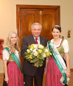 Blumenkönigin Rita und Blumenprinzessin Gerlinde überbrachten Landeshauptmann Hermann Schützenhöfer einen Valentinsgruß ©      