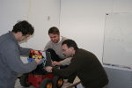 v.l. Stefan Bechter, Andreas Limberger und Dipl.-Ing. Gerald Steinbauer nehmen aktuelle Einstellungen am Modell eines autonomen, mobilen Roboters vor. v.l. Stefan Bechter, Andreas Limberger und Dipl.-Ing. Gerald Steinbauer nehmen aktuelle Einstellungen am Modell eines autonomen, mobilen Roboters vor.