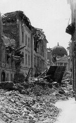 19. Februar 1945: Bombentreffer in der Grazer Burggasse mit Handels- und Gewerbekammer, das heutige Opernhaus im Hintergrund 19. Februar 1945: Bombentreffer in der Grazer Burggasse mit Handels- und Gewerbekammer, das heutige Opernhaus im Hintergrund