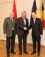 Honorarkonsul Gerhard Franz, LH Hermann Schützenhöfer und der belgische Botschafter Willem Van de Voorde, v.l. © steiermark.at/Steinbach; bei Quellenangabe honorarfrei Honorarkonsul Gerhard Franz, LH Hermann Schützenhöfer und der belgische Botschafter Willem Van de Voorde, v.l.