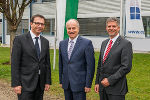Landesrat Johann Seitinger (M.) verlieh Robert Kobierski (l.) und Michael Klimisch (r.) von der CTP GmbH das Steirische Landeswappen © Foto: lexpix; bei Quellenangabe honorarfrei