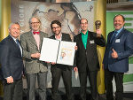 Vorstandssprecher Christian Purrer gratulierte den Gewinnern der Kategorie Forschung: Clemens Holzer, Matthias Katschnig, Christian Brendinger und Christian Wind, Montanuniversität Leoben, Lehrstuhl Kunststoffverarbeitung (v.l.) 