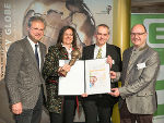 Kammerdirektor Karl Heinz Dernoscheg (WK Steiermark) gratulierte den Gewinnern in der Rubrik Anwendung und Gesamtsiegern: Gabriele Maria Straka (Brau Union) und Edgar Ahn (BDI Bio Energy International) (v.l.) 