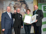 LR Johann Seitinger gratulierte den Gewinnern der Rubrik Kampagne: Wolfgang Fink, Maria Knöbl und Roman Zinggl von der ÖKO Pfarre Dechantskirchen (v.l.)