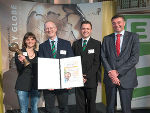 LR Jörg Leichtfried gratulierte den Gewinnern der Rubrik weltweit: Renato Sarc, Roland Pomberger u. Tanja Wolfsberger von der Montanuniversität Leoben, Lehrstuhl Abfallverwertungstechnik (v.r.)