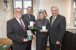 Manfred Wolf, Wolfgang Oswald, Erika Augustin und LH Hermann Schützenhöfer (v.l.) bei der Verleihung der Goldenen Ehrenzeichen ©      