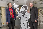 Ausstellungsmacher Wernfried Hofmeister (l.) und Gernot Obersteiner mit einem ihrer Literaturstars des Mittelalters, Herrand von Wildon. © alle Bilder: steiermark.at/Schuster; Verwendung bei Quellenangabe honorarfrei