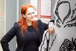 Ausstellungs-Kuratorin Ylva Schwinghammer mit der Figur von Philipp von Seitz. Ausstellungs-Kuratorin Ylva Schwinghammer mit der Figur von Philipp von Seitz.