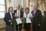 Wolfgang Baumjohann (2. v. l.) und Edith Hornig (3. v. l.) erhielten das Große Ehrenzeichen des Landes Steiermark