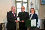 LH Hermann Schützenhöfer und LT-Präs. Bettina Vollath mit Rupert Enzinger 