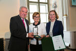 LH Hermann Schützenhöfer und LT-Präs. Bettina Vollath mit Edith Hornig