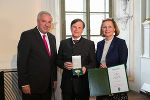 LH Hermann Schützenhöfer und LT-Präs. Bettina Vollath mit Gert Klima