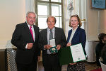 LH Hermann Schützenhöfer und LT-Präs. Bettina Vollath mit Rudolf Schilcher