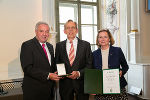 LH Hermann Schützenhöfer und LT-Präs. Bettina Vollath mit Wolfgang Baumjohann