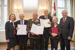 LH Hermann Schützenhöfer überreichte gemeinsam mit LT-Präs. Bettina Vollath an Peter Maria Schuster, Anton Pendl, Josef Loibner und Barbara Faulend-Klauser Bundesauszeichnungen und Berufstitel (v.l.) © Foto: Foto Fischer; bei Quellenangabe honorarfrei