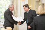 LH Hermann Schützenhöfer gratulierte Josef Elmer zur Auszeichnung
