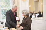 LH Hermann Schützenhöfer überreichte Barbara Faulend-Klauser das Ehrenkreuz