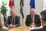 Beim heutigen Hochschulgipfel begrüßte LH Hermann Schützenhöfer unter anderem auch Wissenschaftsminister Vizekanzler Reinhold Mitterlehner in der Grazer Burg ©      
