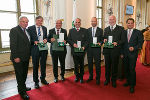 LH Hermann Schützenhöfer (li.) und LH-Stv. Michael Schickhofer (re.) mit den Geehrten: Josef Smolle, Siegfried Schrittwieser, Helmuth Lexer, Erwin Wurm und Erich Hödl  (v.l.)