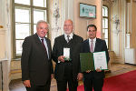 LH Hermann Schützenhöfer und LH-Stv. Michael Schickhofer überreichten an Erich Hödl das Große Goldene Ehrenzeichen