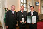 LH Hermann Schützenhöfer und LH-Stv. Michael Schickhofer überreichen an Helmuth Lexer das Große Goldene Ehrenzeichen