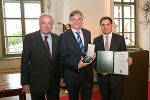 LH Hermann Schützenhöfer und LH-Stv. Michael Schickhofer überreichten an Josef Smolle das Große Goldene Ehrenzeichen