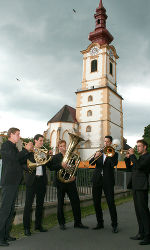 Beim Landeswettbewerb „Musik in kleinen Gruppen“ zeigten 45 Blasmusikensembles dieses Wochenende in Leibnitz welche Vielfalt die Blasmusik auch im Ensemblespiel hat. Mit dabei war auch das Ensemble „Sulmtal Brass“. © Fotos: Steirischer Blasmusikverband; bei Quellenangabe honorarfrei Beim Landeswettbewerb „Musik in kleinen Gruppen“ zeigten 45 Blasmusikensembles dieses Wochenende in Leibnitz welche Vielfalt die Blasmusik auch im Ensemblespiel hat. Mit dabei war auch das Ensemble „Sulmtal Brass“.