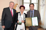 Landeshauptmann Hermann Schützenhöfer und Landeshauptmann-Stellvertreter Michael Schickhofer mit Waltraud Bachmaier-Geltewa