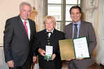 Landeshauptmann Hermann Schützenhöfer und Landeshauptmann-Stellvertreter Michael Schickhofer mit Monika Kaufmann