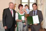Landeshauptmann Hermann Schützenhöfer und Landeshauptmann-Stellvertreter Michael Schickhofer mit Eva-Maria Lipp