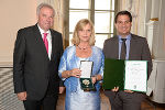 Landeshauptmann Hermann Schützenhöfer und Landeshauptmann-Stellvertreter Michael Schickhofer mit Theresia Zierler