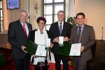 Landeshauptmann Hermann Schützenhöfer und Landeshauptmann-Stellvertreter Michael Schickhofer mit Waltraud Bachmaier-Geltewa und Odo Wöhry, die das Große Goldene Ehrenzeichen des Landes Steiermark erhielten © steiermark.at/Fischer; bei Quellenangabe honorarfrei