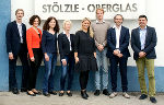 Umweltinspektoren im Dienst: Das intenrationale Team mit der stellvertretenden Leiterin Birna Guttormsdottir (4.v.r.) beim Außentermin mit Landes- und Firmenvertretern bei Stölzle Oberglas in Köflach © Land Steiermark; Verwendung bei Quellenangabe honorarfrei