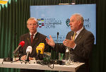 Wilfried Haslauer übergab den Vorsitz der Landeshauptleutekonferenz an Hermann Schützenhöfer. Wilfried Haslauer übergab den Vorsitz der Landeshauptleutekonferenz an Hermann Schützenhöfer.