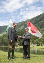 Präsident Mario Lindner erhält den "Schlüssel" zum österreichischen Bundesrat von seinem Vorgänger Josef Saller, v.l. © steiermark.at / Leiss, bei Quellenangabe honorarfrei