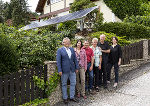 Simone Skalicki von der Abteilung 15 (re.) und Baumeister Hellmut Michael Bartl (li.) freuten sich mit Ulrike und Andreas Hierzberger sowie Agnes und Günther Ilgerl über die neue PV-Anlage (v.l.) ©      
