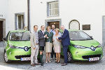 Franz Kortschak (l.), Leiter der Baubezirksleitung Südoststeiermark, übernahm das Elektroauto von Christine Klug (3.v.l) und Georg Mavridis (r.) von der Energie Steiermark. Franz Kortschak (l.), Leiter der Baubezirksleitung Südoststeiermark, übernahm das Elektroauto von Christine Klug (3.v.l) und Georg Mavridis (r.) von der Energie Steiermark.