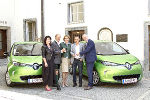 Bezirkshauptfrau Ulrike Buchacher (l.) und Andreas Braun (2.v.r.), Leiter der Baubezirksleitung Murtal, erhielten von E-Mobil-Geschäftsführer Georg Mavridis (r.) die Schlüssel für das Testfahrzeug, das im Murtal Dienst tut. © Bilder: steiermark.at/Streibl; Verwendung bei Quellenangabe honorarfrei Bezirkshauptfrau Ulrike Buchacher (l.) und Andreas Braun (2.v.r.), Leiter der Baubezirksleitung Murtal, erhielten von E-Mobil-Geschäftsführer Georg Mavridis (r.) die Schlüssel für das Testfahrzeug, das im Murtal Dienst tut.