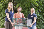 Barbara Fiala-Köck nahm die Katzenfallen von Veronika Weissenböck (re.) und Martina Pluda (li.) vom Verein "Vier Pfoten" entgegen © Foto: steiermark.at/Streibl; bei Quellenangabe honorarfrei