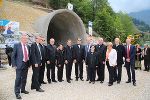 Zahlreiche Ehrengäste wohnten dem heutigen Tunnelanschlag am Erzberg bei: LR Anton Lang, LR Christopher Drexler, VA Erzberg-Vorstand Josef Pappenreiter, ZaB-Leiter Robert Galler, Bgm. Christine Holzweber, LH-Stv. Michael Schickhofer, Rektor Wilfried Eichlseder, Vizekanzler Reinhold Mitterlehner, Vizerektorin Martha Mühlburger, LH Hermann Schützenhöfer, LH a.D. Waltraud Klasnic, VK a.D. Hannes Androsch, bmvit-Generalsekretär Herbert Kasser  © Montanuniversität/Armin Russold; bei Quellenangabe honorarfrei