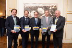LH Hermann Schützenhöfer (re.) und LH a.D. Franz Voves (li.) mit den Autoren Wolfgang Wlattnig, Manfred Kindermann und Hans-Jörg Hörmann (v.r.)  in der Grazer Burg 