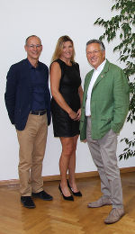 Karl Lautner (Leiter STED-Straßenerhaltungdienst) und Brigitte Luef wünschten Christian Scheuer alles Gute für seine neue Aufgabe (v.r.) © Foto: Land Steiermark; bei Quellenangabe honorarfrei