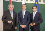 Landeshauptmann Hermann Schützenhöfer (l.) und Landeshauptmann-Stellvertreter Michael Schickhofer (r.) empfingen Bundeskanzler Christian Kern (Mitte) in der Grazer Burg © Foto: Neves; bei Quellenangabe honorarfrei