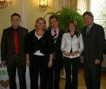 von links: Markus Spreizer (Lehrling im Ausbildungszentrum des Landes Steiermark), Eva Unterweger (Lehrlingsreferentin des Landes Steiermark), Philipp Schadl (Lehrling von „Aufwind“ Zentrum für Ausbildung und Wohnen), Elke Strasser (Lehrling in der BH Leibnitz) und Landeshauptmann Mag. Franz Voves beim Empfang steirischer Landeslehrlinge in der Grazer Burg. Foto: Fachabteilung 1A