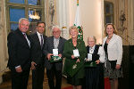 Verleihung von Goldenen Ehrenzeichen: LH Hermann Schützenhöfer, Bgm. Siegfried Nagl, Rudi Hinterleitner, Paula Glaser, Elisabeth Sobota und LT-Präs. Bettina Vollath (v. l.) ©      