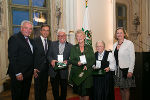 Goldene Ehrenzeichen des Landes Steiermark verliehen: : LH Hermann Schützenhöfer, Bgm. Siegfried Nagl, Rudi Hinterleitner, Paula Glaser, Elisabeth Sobota und LT-Präs. Bettina Vollath (v. l.)