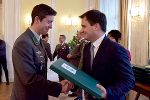 Bei der persönlichen Vorstellung erhielt jeder Soldat ein Geschenk