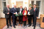 LH Hermann Schützenhöfer, Werner Frömmel, Eduard Hamedl, Edith Zitz, Stephan Gillich und LH-Stv. Michael Schickhofer bei der Ehrenzeichenverleihung (v.l.) ©      