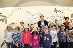 Kulturlandesrat Christian Buchmann und die „Sunshine Singers“, Chor und Theatergruppe der VS Odilien, bei der Programmpräsentation für 2017  © Foto: Stmk. Landesbibliothek; bei Quellenangabe honorafrei